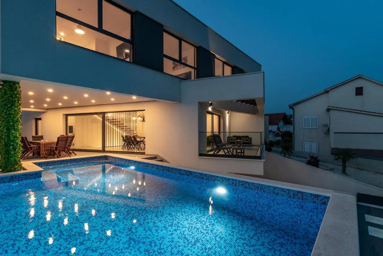 Villa Villalux2022 Mit Pool Beheizt Trogir
